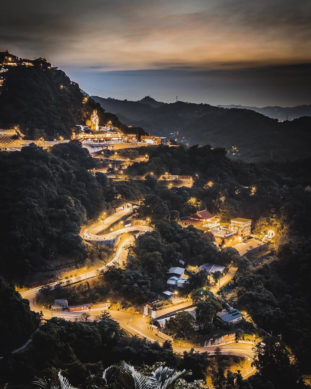 沿著光影之路，車道如絲帶般蜿蜒閃爍