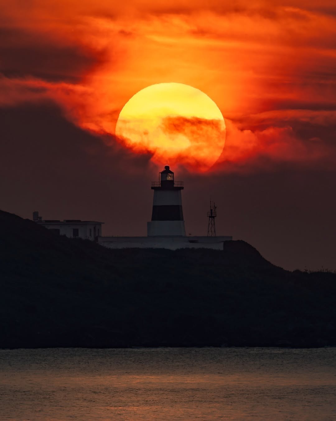 當夕陽緩緩降落富貴角燈塔化身完美主角