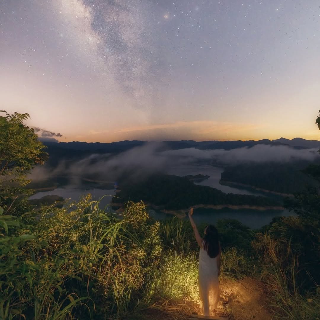 抬頭一看，銀河就在石碇鱷魚島的夜空緩緩展開