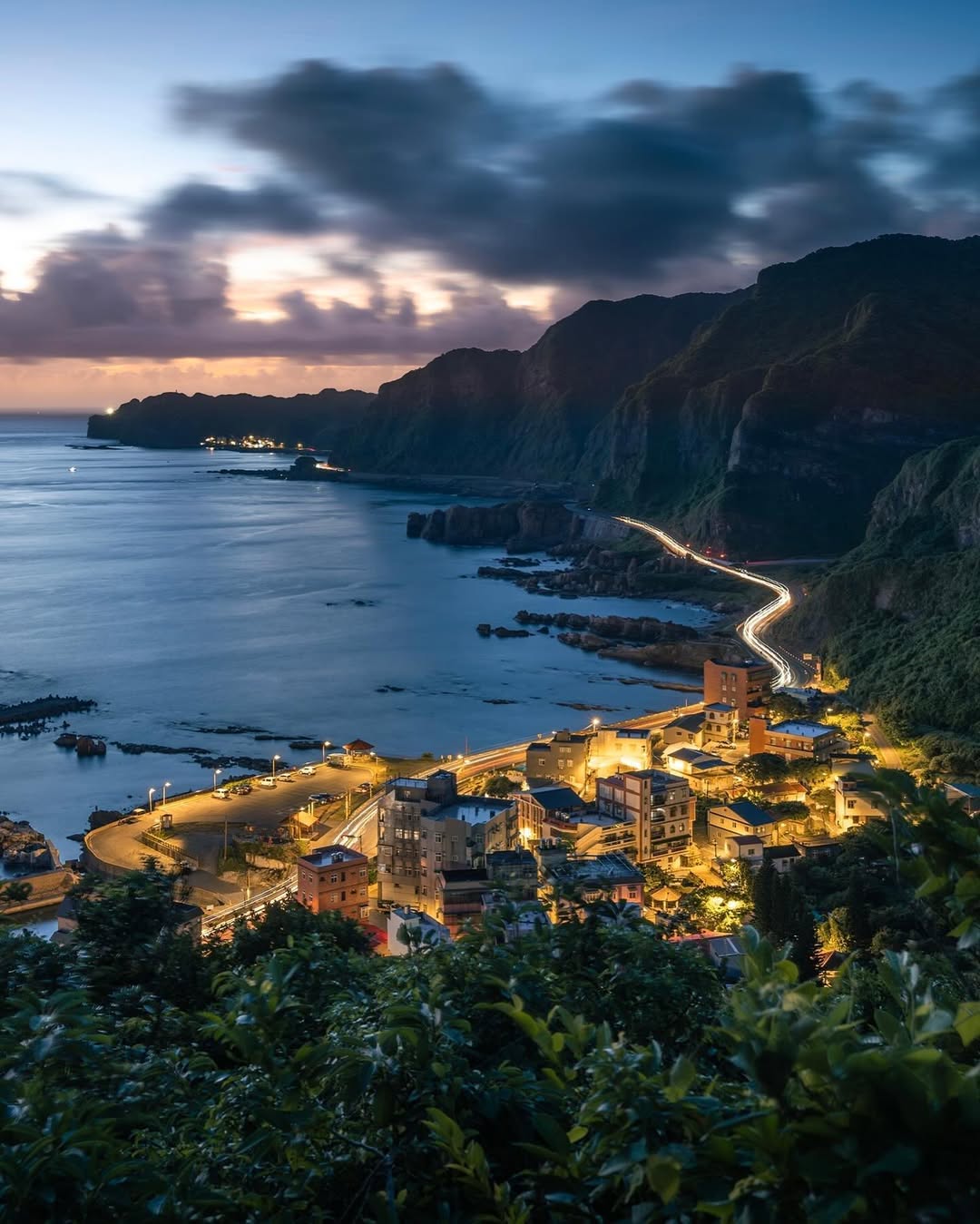 走上山脊步道，一次收进山、海与城的灯火