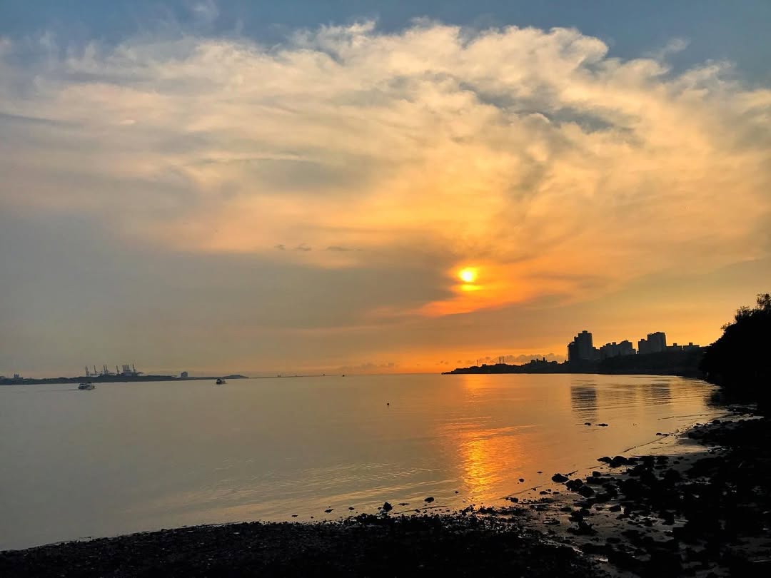 金色夕陽灑落水面，淡水的浪漫如約而至