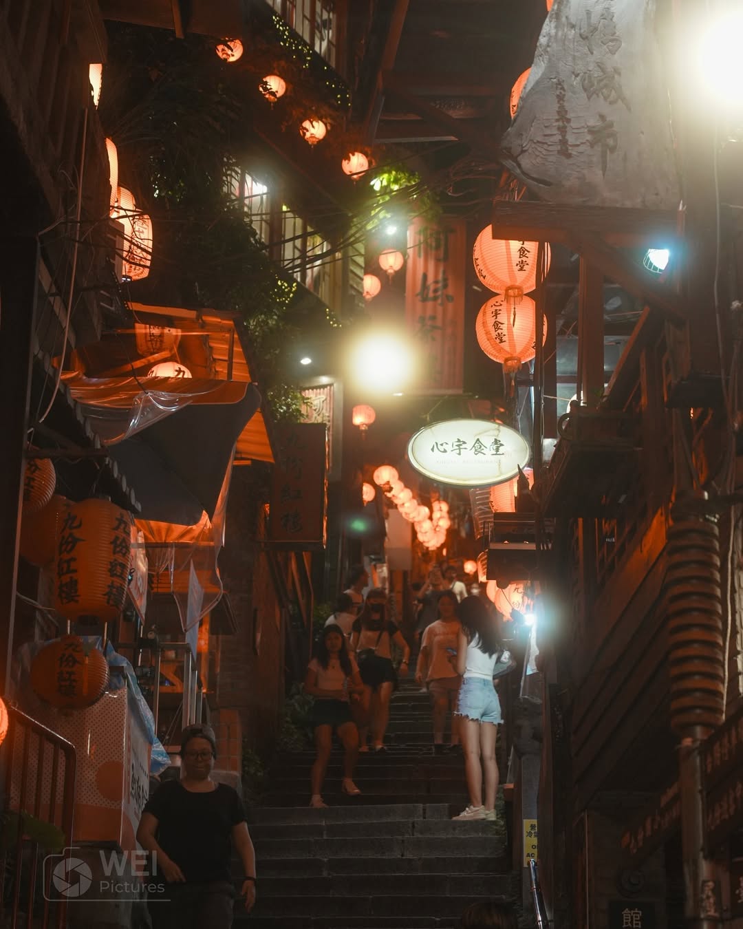 階梯兩側高掛紅燈籠，映出濃濃山城韻味