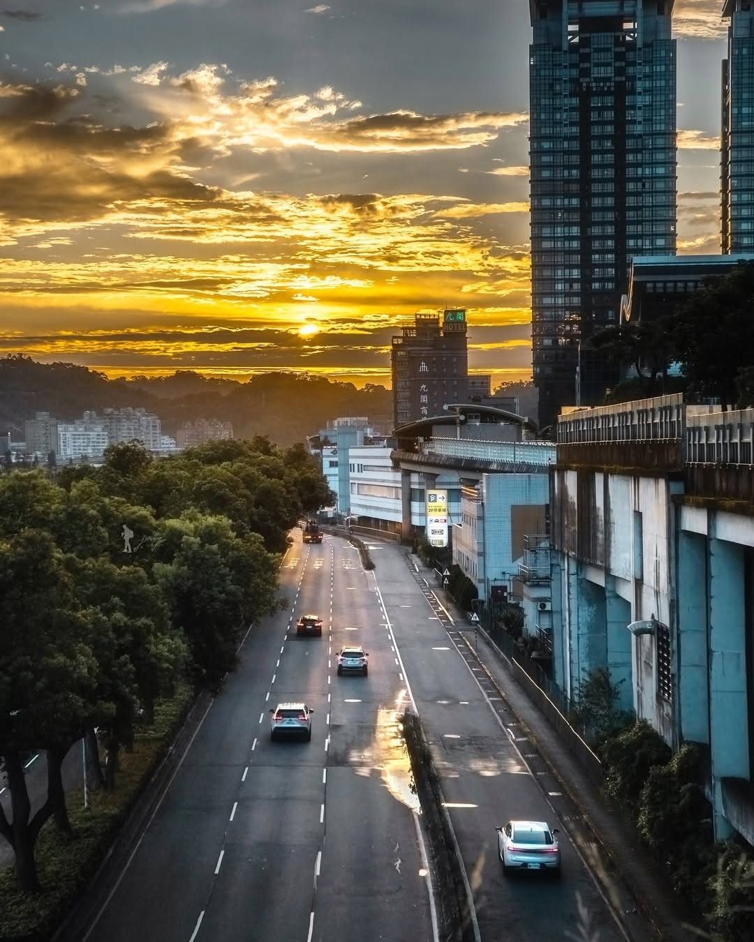 城市瞬間染上金黃餘暉