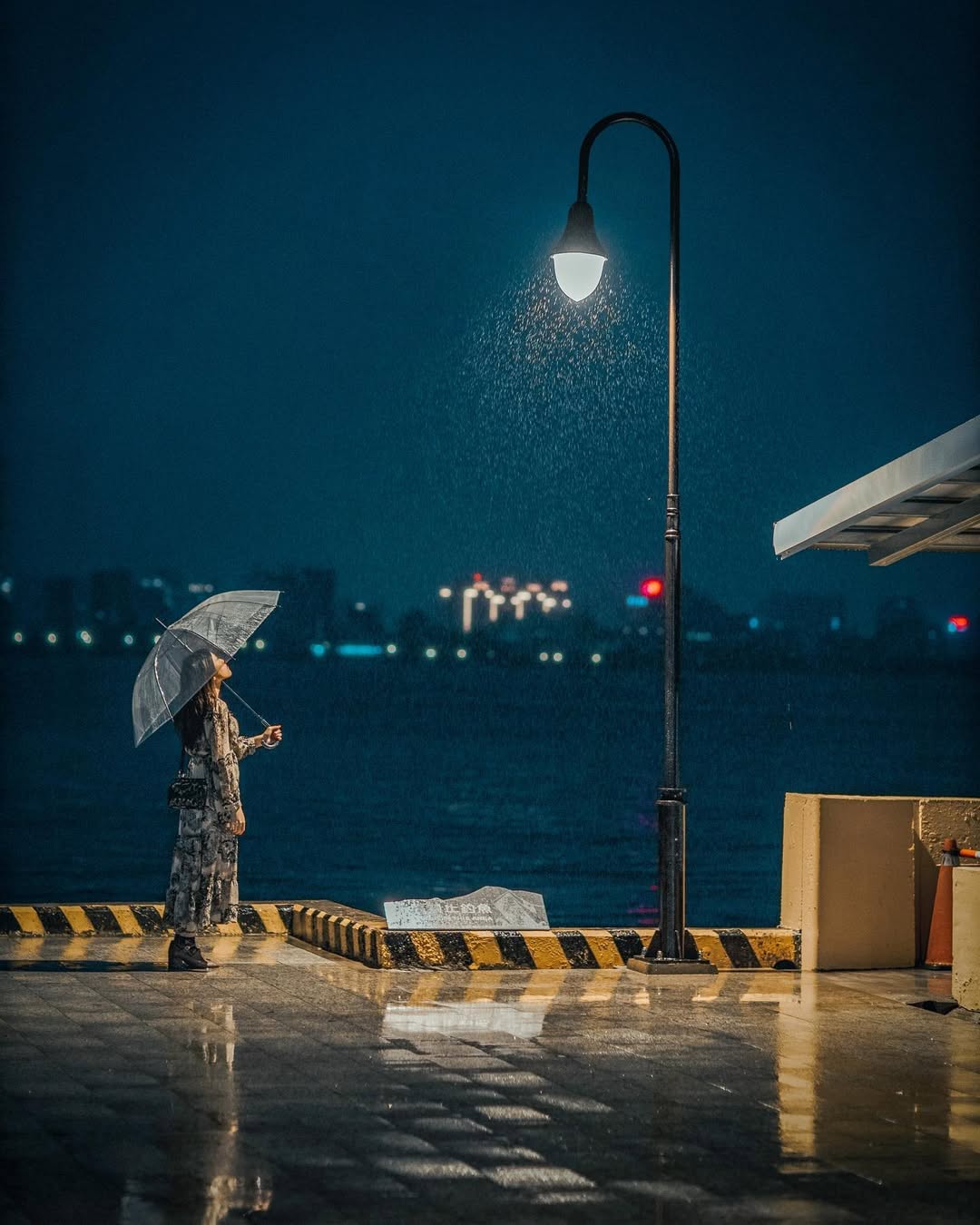 雨絲微落、路燈微亮，老街彷彿走進日劇場景