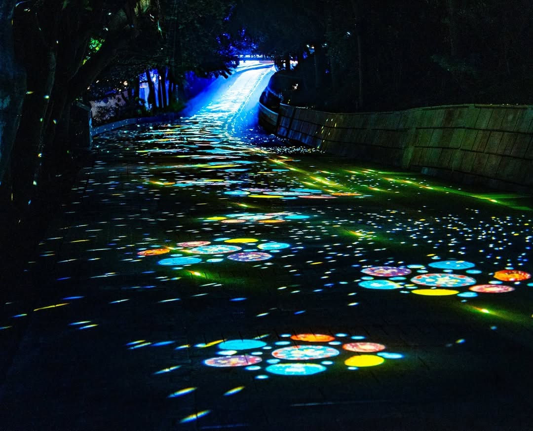 彩色燈光映照女王頭，讓岩石彷彿披上夢幻新裝