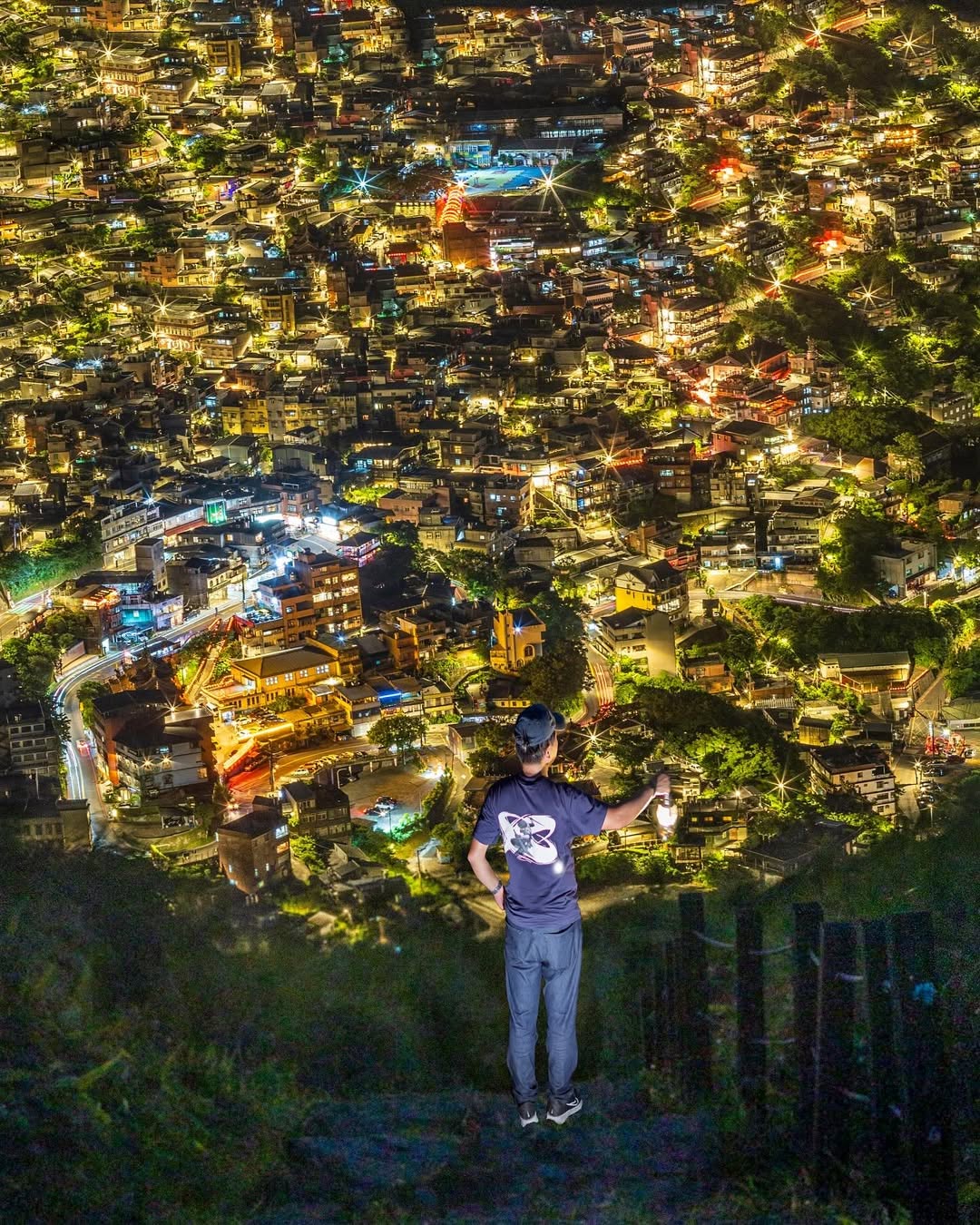 遠眺九份山城，萬家燈火像星河般閃耀