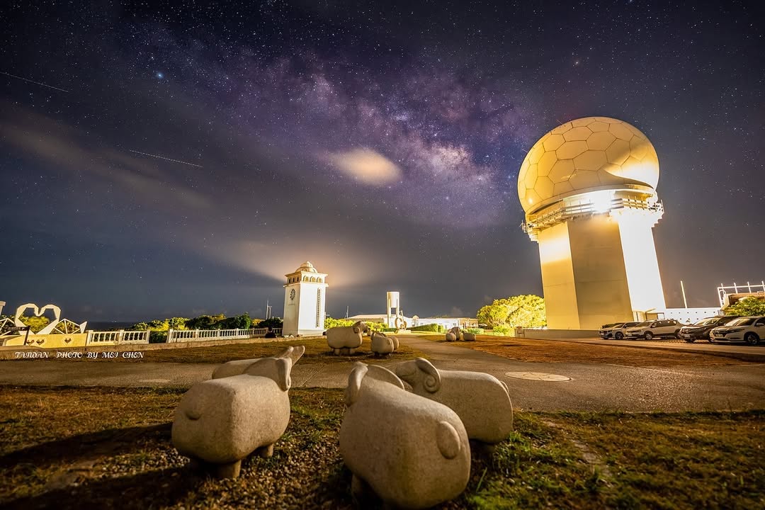 抬頭看，銀河就在三貂角燈塔的上空閃閃發亮