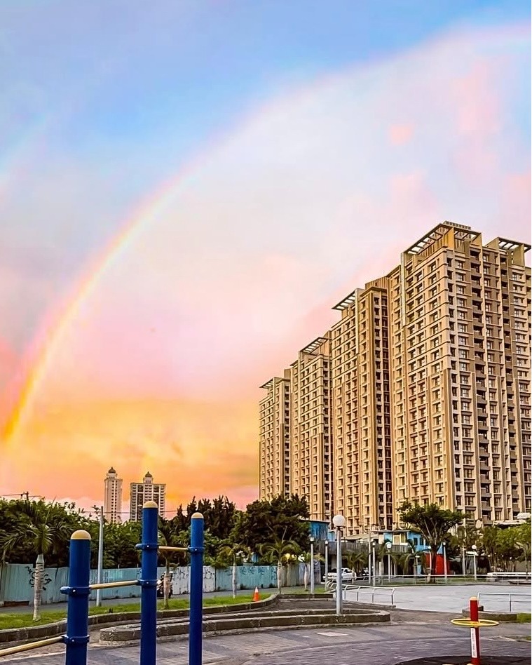 在城市與一道彩虹不期而遇