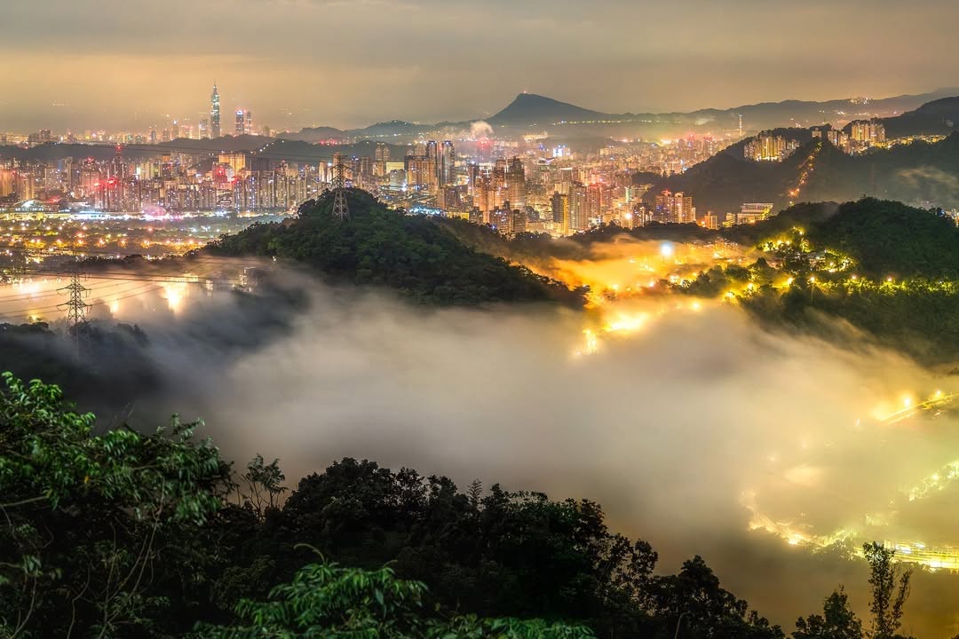 此刻的東華聖宮，如同誤入人間的仙境傳說