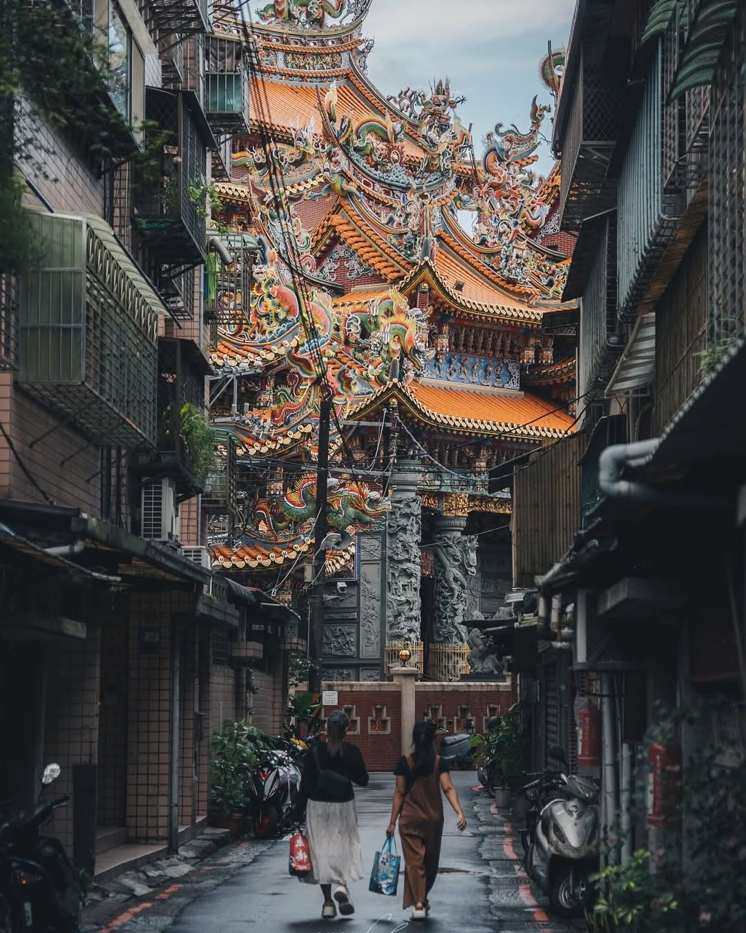 巷口轉彎，遇見一座靜靜守護的廟宇