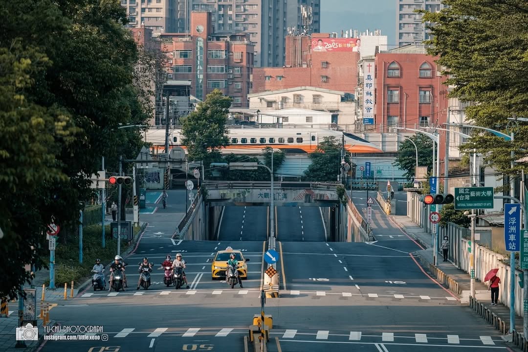 紅綠燈前，車陣靜止的一瞬間