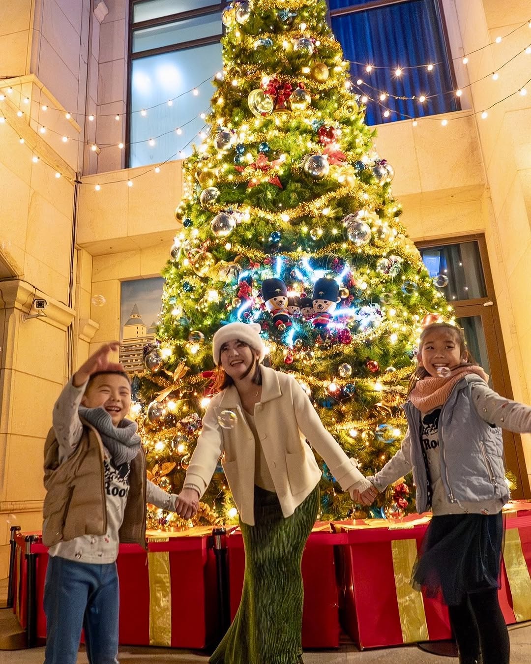 高達六公尺的巨型聖誕樹，在夜色中閃耀登場