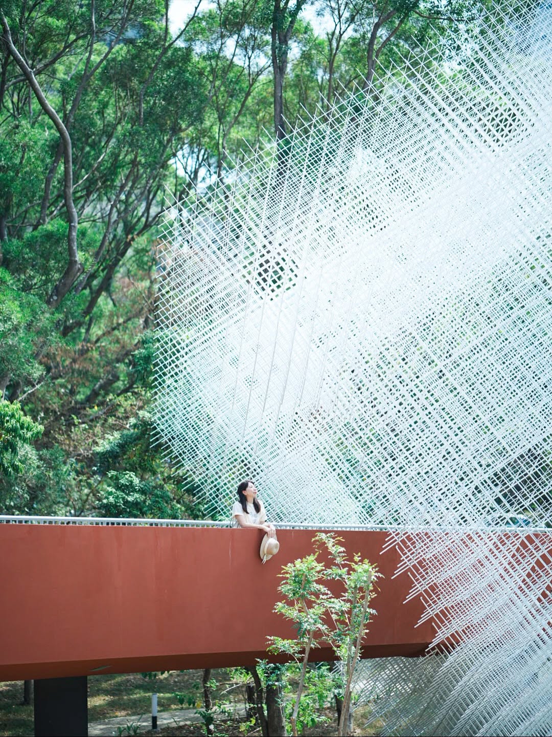 純白幾何建築靜靜佇立