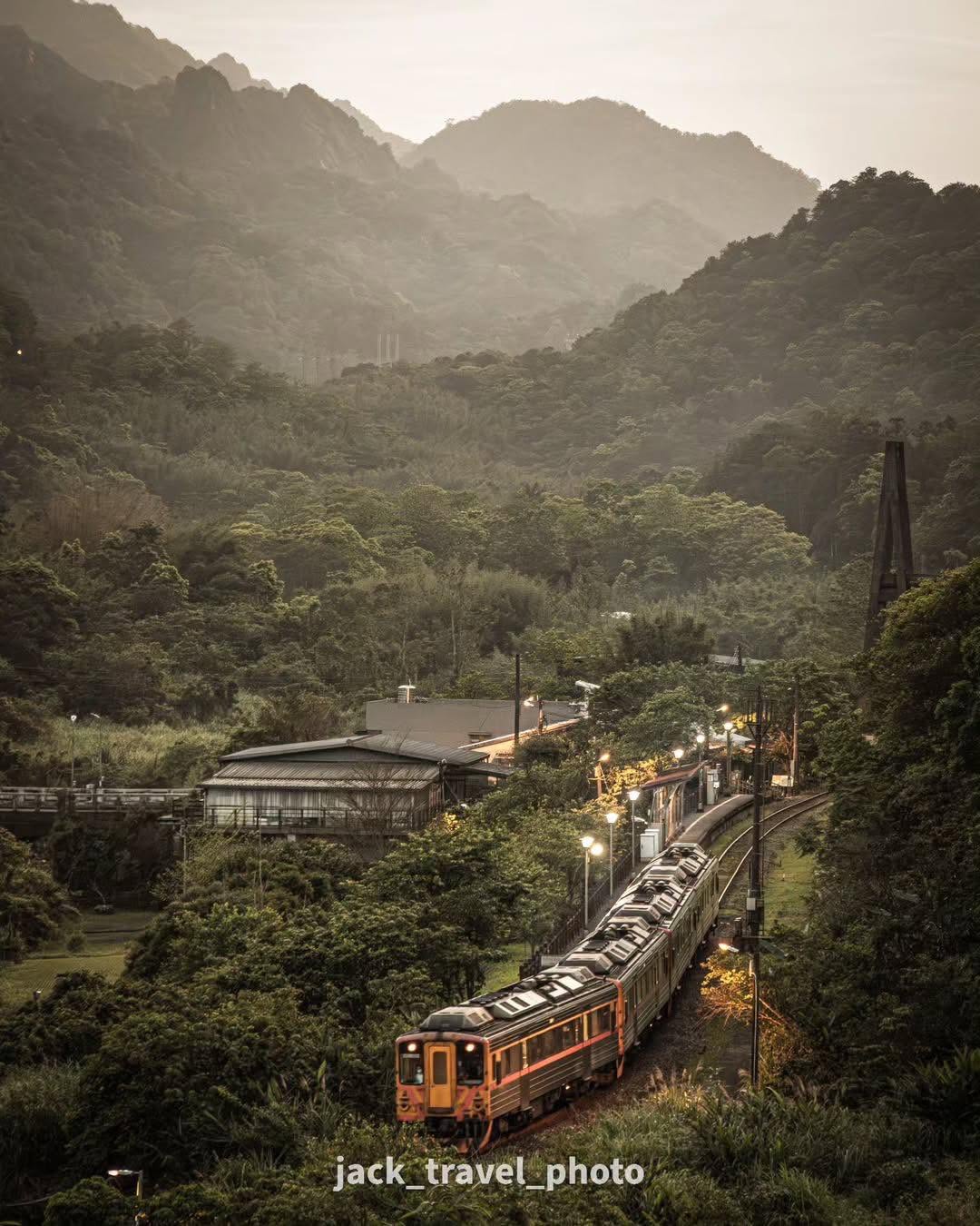 當暮色悄悄暈染了翠綠山谷，溫暖的月台燈火便點亮了山城的故事 