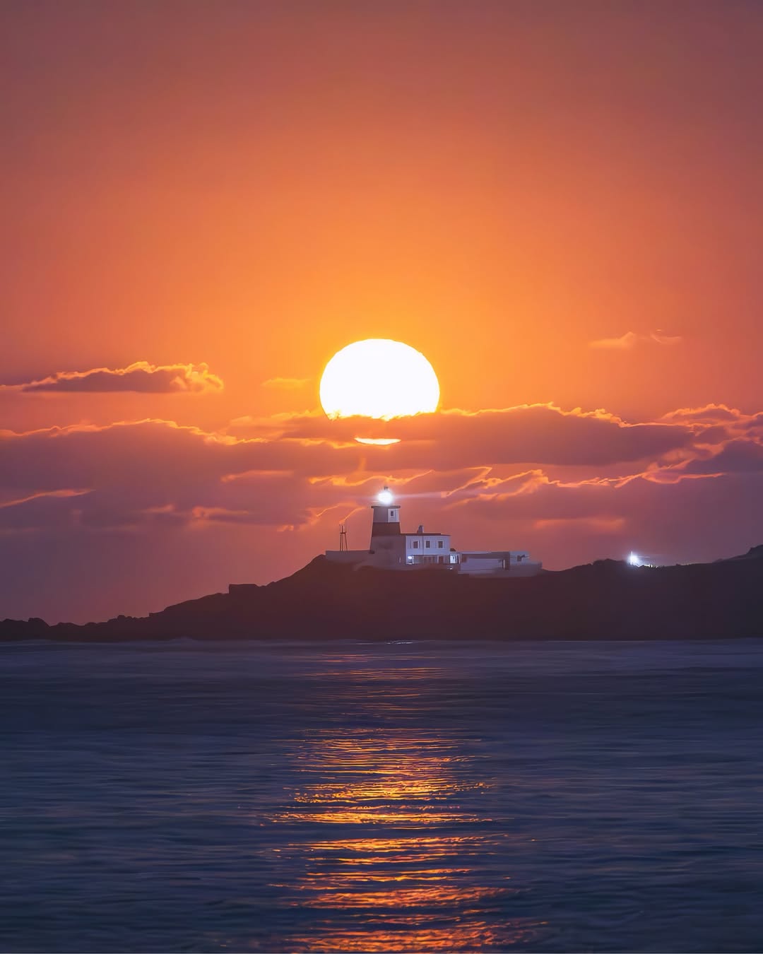暮色漸濃，當夕陽緩緩沉入海平面，點亮了富貴角的浪漫 