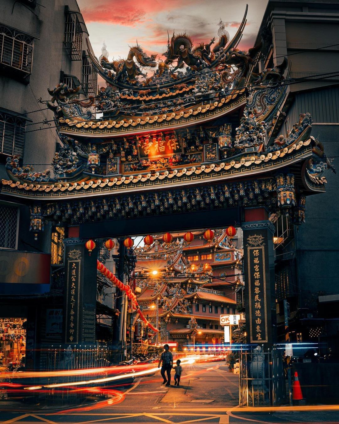 隱身在窄小的巷弄裡，這間宮廟香火鼎盛，虔誠的信眾都會來此祈求平安。還有精雕細琢、氣勢宏偉的工藝讓人目不轉睛！