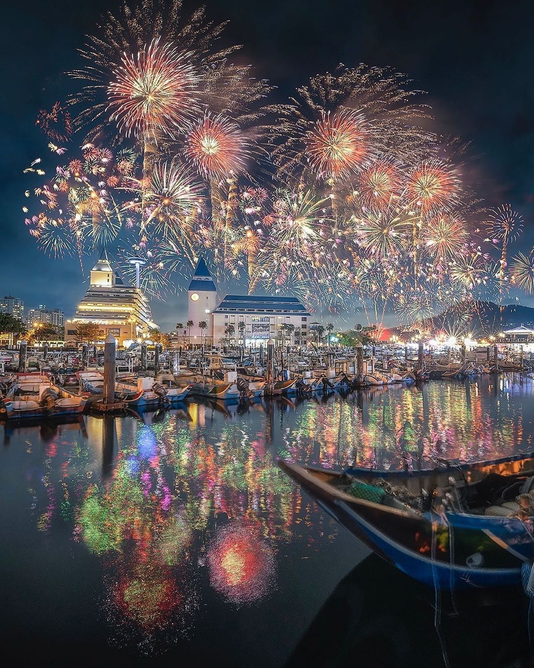 今年中秋前後，#淡水漁人碼頭 舉辦仲夏繽紛樂活動，除了每天晚上的水舞展演外，９月份的 #中秋節煙火大會 更是攝影師們必追的慶典！可搭乘輕軌藍海線或渡輪來訪，迎著海風賞月好不浪漫！