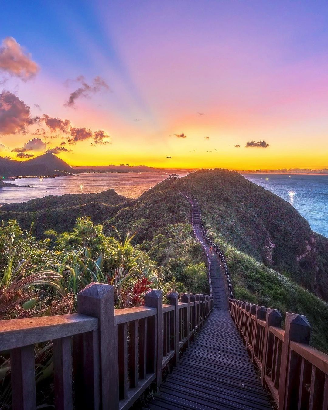 台版萬里長城之稱的鼻頭角步道，蔚藍海天一望無際，超廣角海景盡收眼底!