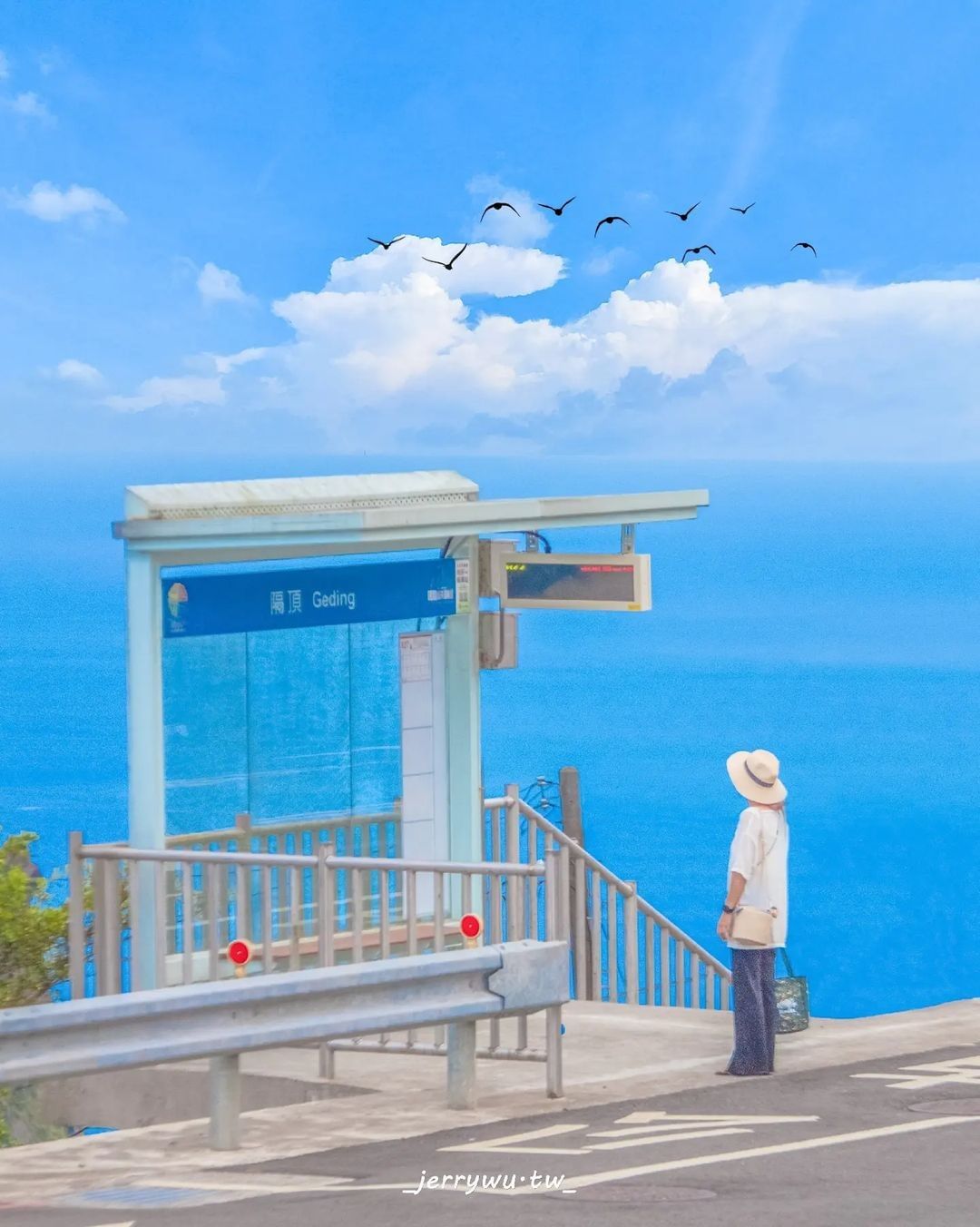 北海岸 #看海候車亭 360度眺望無敵海景！瑞雙公路旁有停車場方便停車，附近有九份老街、基隆山、不厭亭等景點，適合安排半日遊來走走！