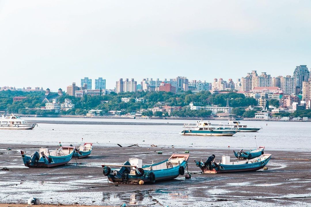 一艘艘停泊的漁船點綴河岸，景緻優美又有種愜意之感。