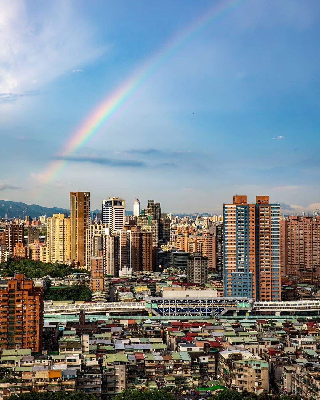 熱鬧的城市有繁華、也有恬靜，偶爾抬頭可以看見一些小驚喜