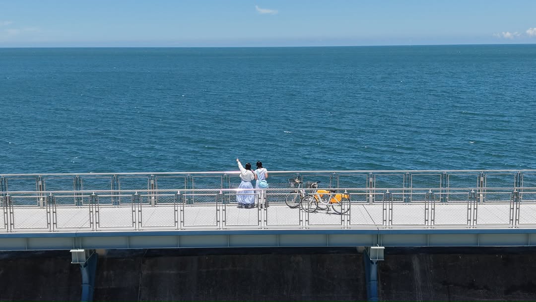 #延伸進海裡的海景步道  淡水最新直通海天一色的純白長堤！