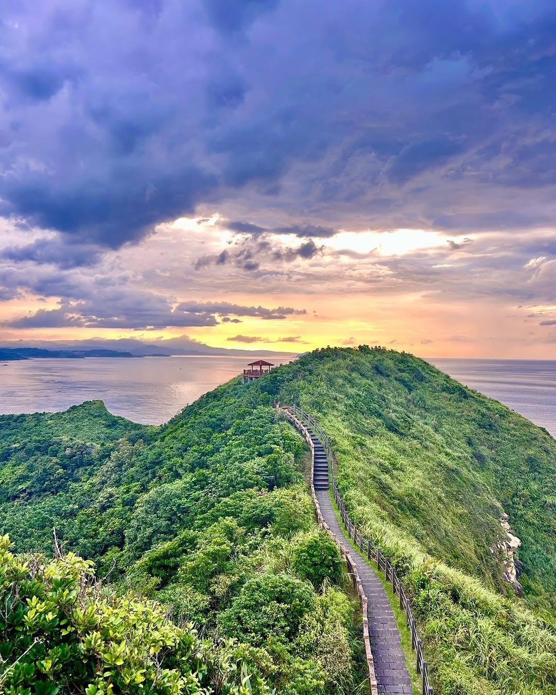 漫步在 #台版萬里長城 之稱的鼻頭角步道上，一邊是翠綠的山巒稜線，一邊是遼闊綿延的蔚藍海景