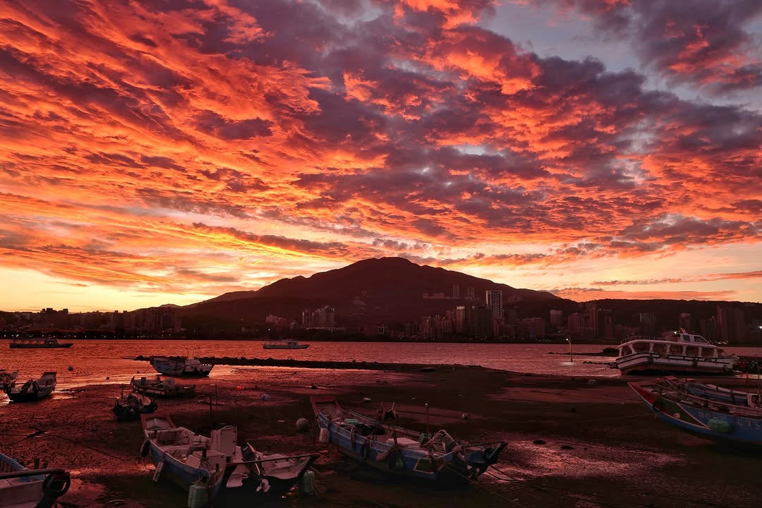 夕陽似火，彷彿打翻了上帝的調色盤，將漫天雲朵染成一片張狂的深紅與赤金