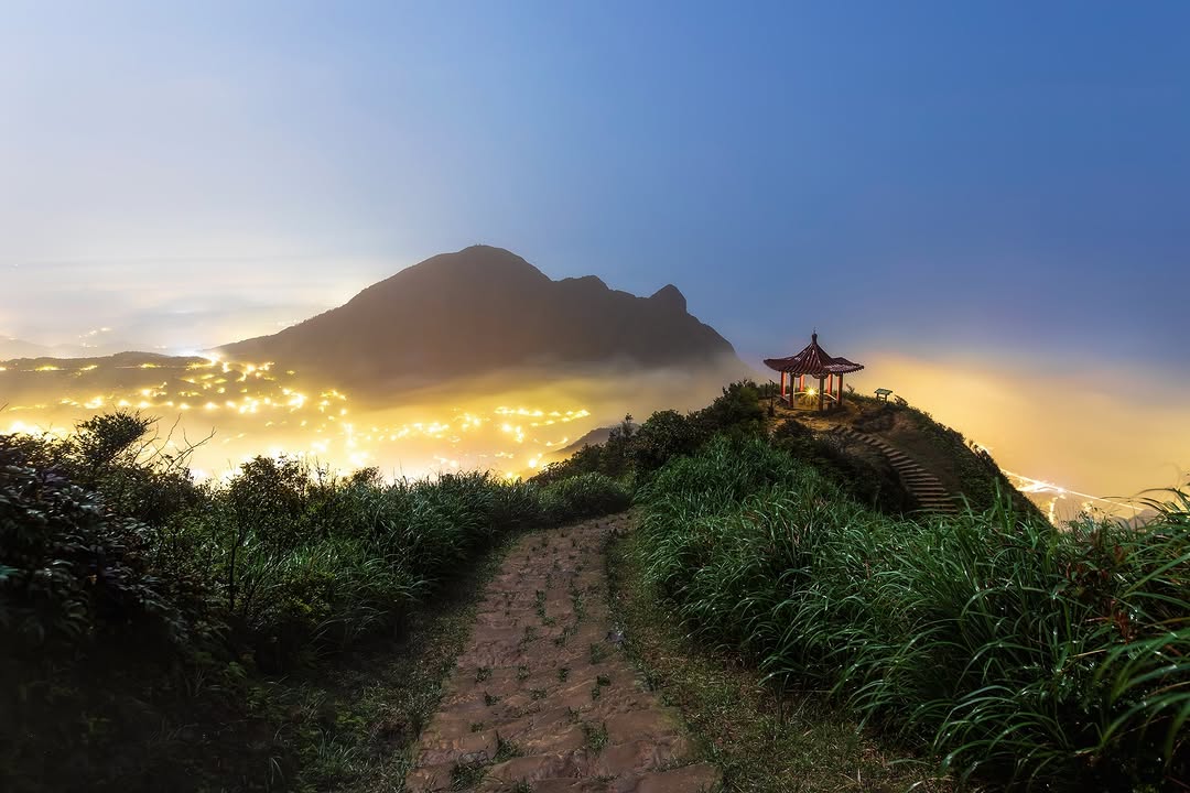夜幕拉開序幕，大地穿上華麗的晚禮服
