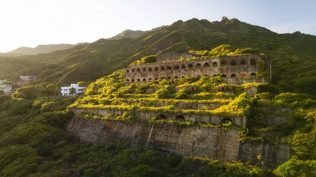 金黃色的夕陽餘暉，溫柔地灑在層層疊疊的歷史遺跡上