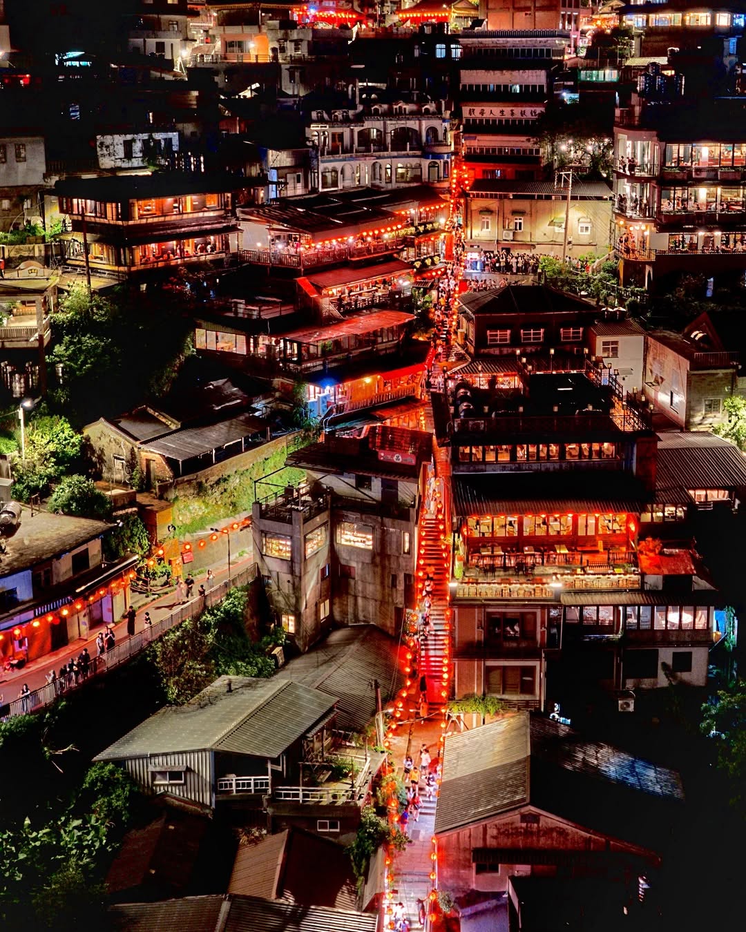 當夜幕低垂，九份披上了一層神祕的面紗，宛如一座浮在空中的華麗宮殿