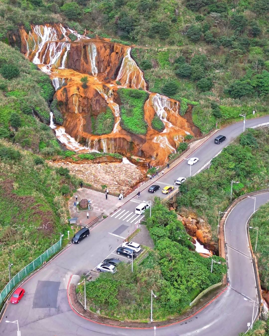 金水公路蜿蜒盤繞,映襯著黃金瀑布
