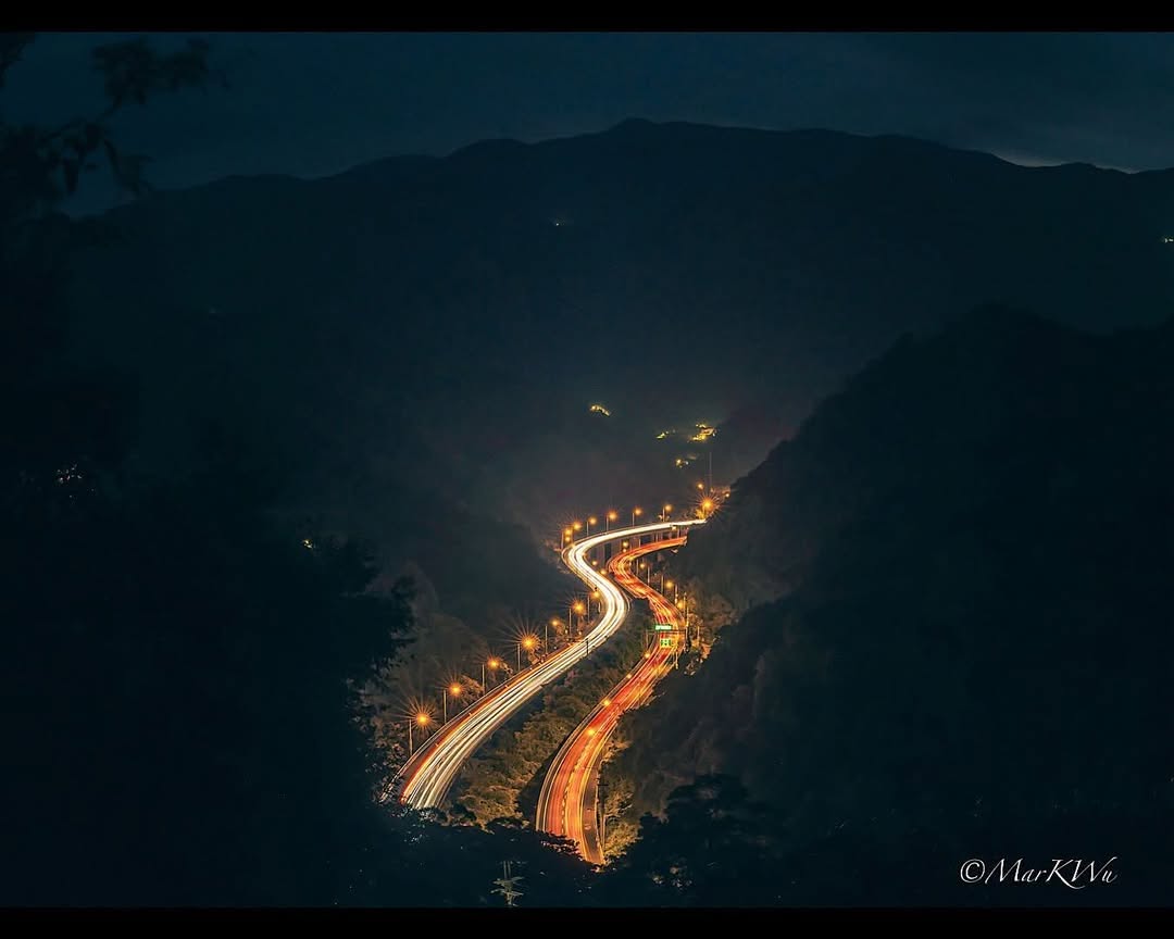 夜幕低垂，隧道燈火點亮山間
