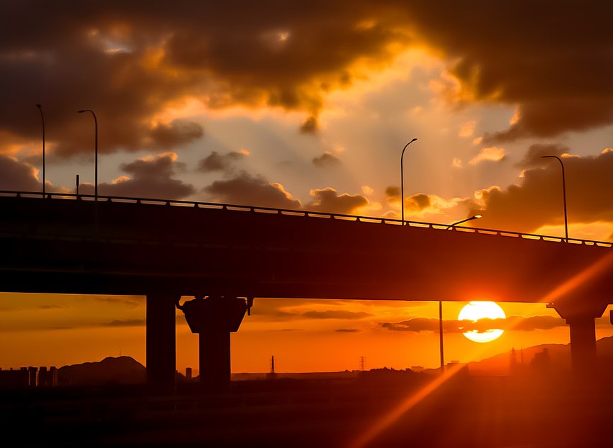 夕陽落在城林橋的邊際