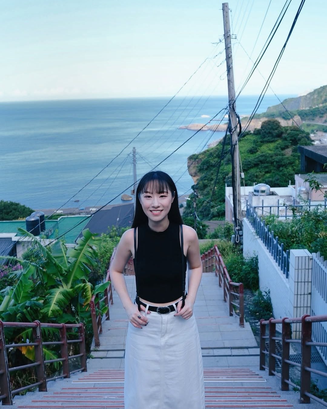 蔚藍海岸與階梯相映成畫夢幻感滿滿