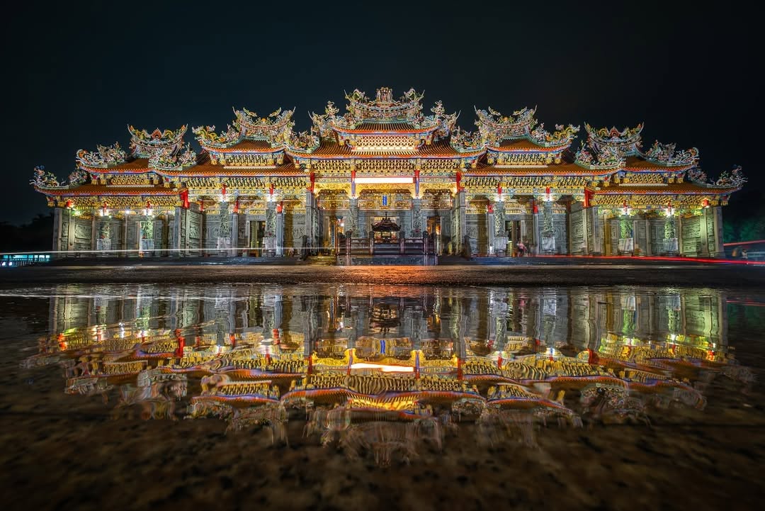 在山林裡的竹林山寺映出倒影