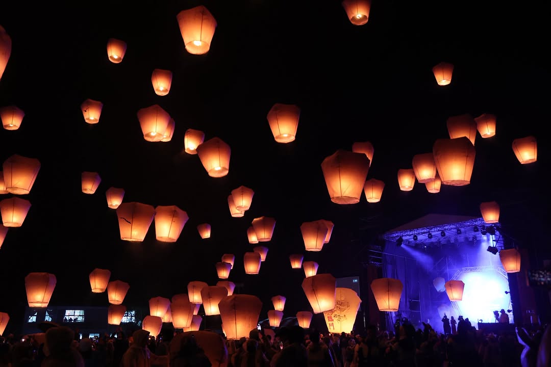 夜色鋪展，十分熱鬧開場