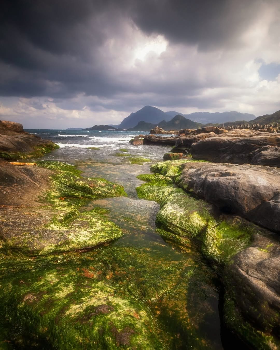 暮色壓低了雲層，揉進海浪的細語，北海岸的岩脈在光影中顯得格外溫柔。把山海交織的壯麗與寧靜，一同收藏進心裡。