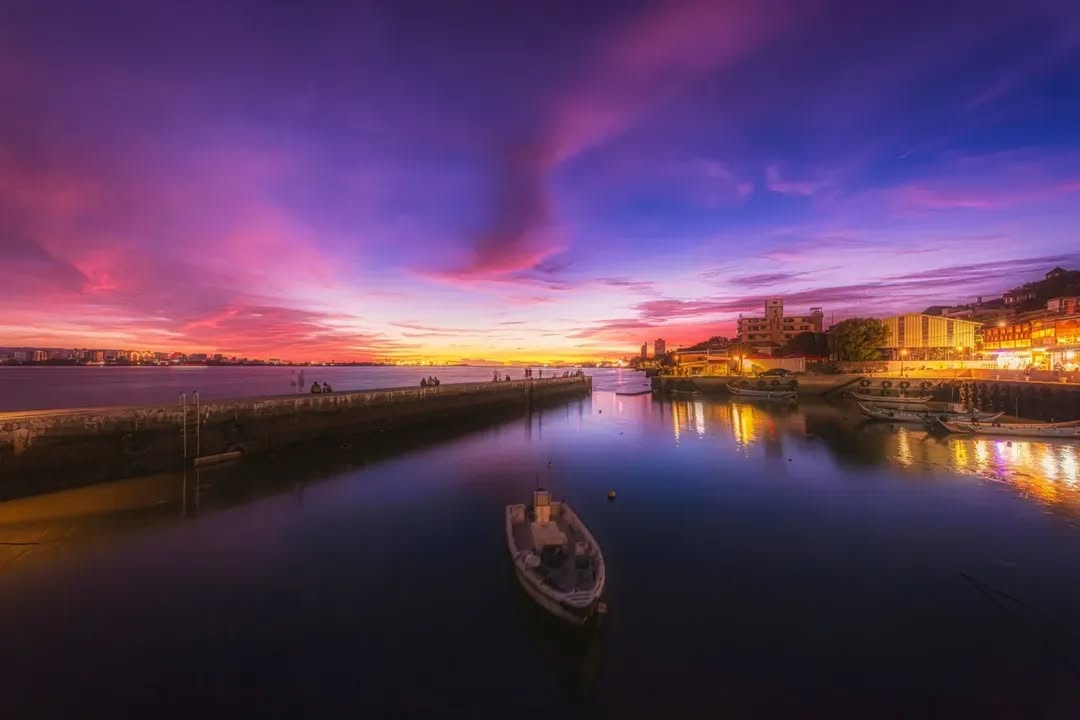 夜幕降臨的港灣，像被點亮的畫布般閃耀