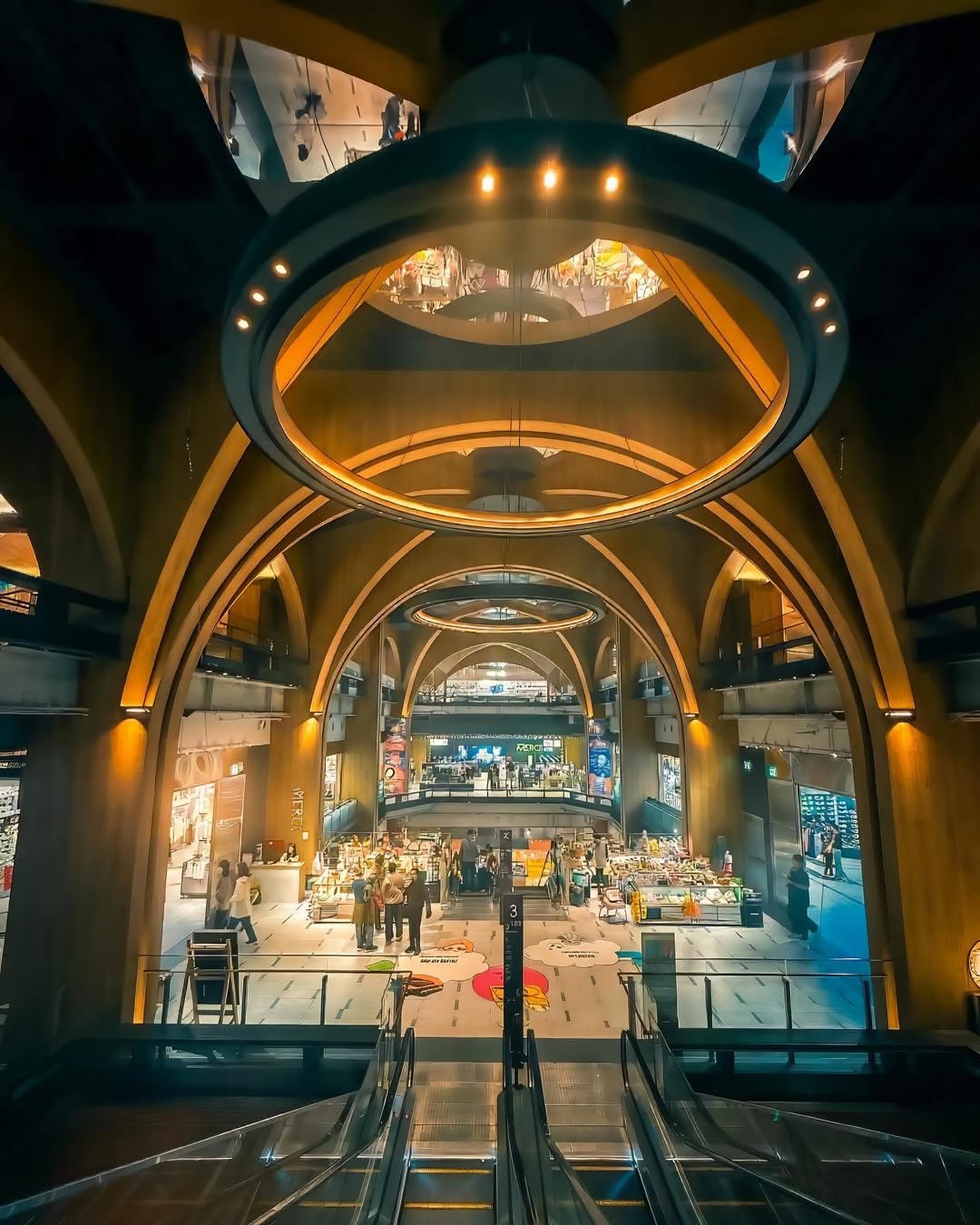 是城市的購物中心，也是一座藏在日常裡的室內歐洲古堡