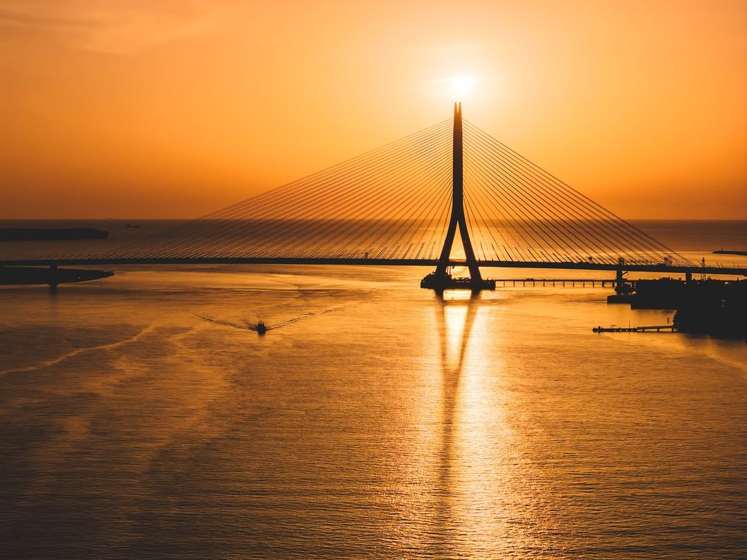 在夕陽餘暉的金色編織中，見證工程與藝術最完美的共舞 