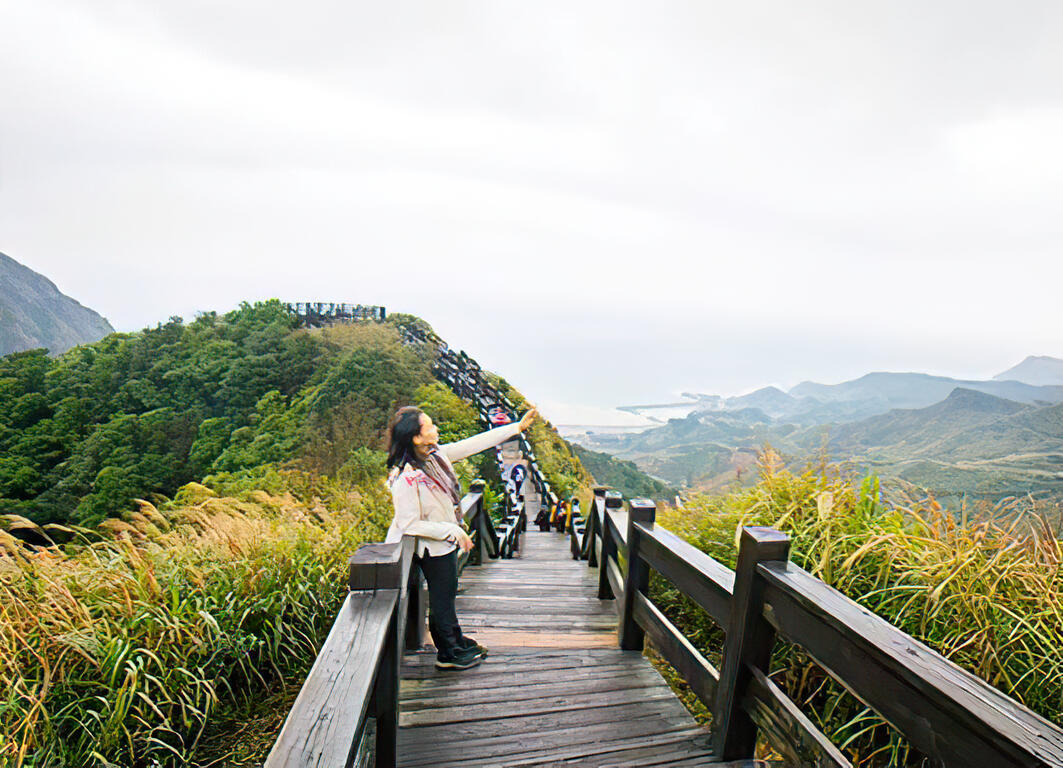 "Rueifang" take a railway slide to the Yinyang Sea, and master craft stalagmites built by millions of years are a sight to behold