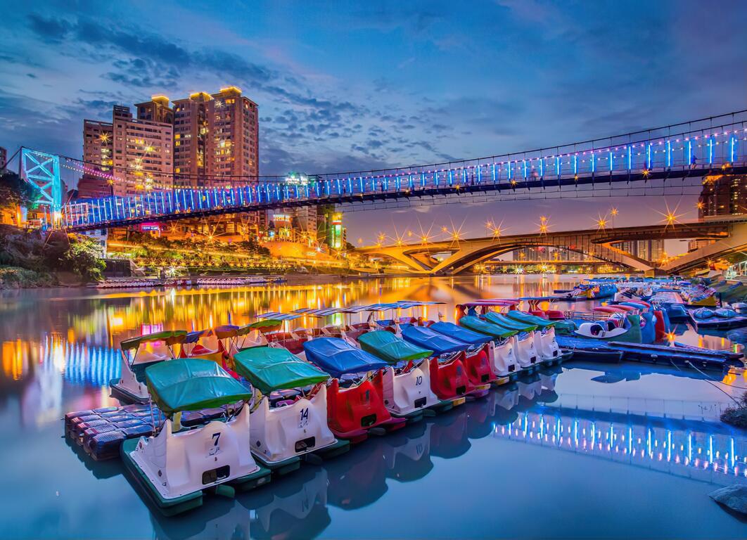 Xindian Bitan Swan Boat paddling fun. 5000-ping night market will let you eat and shop till you drop!