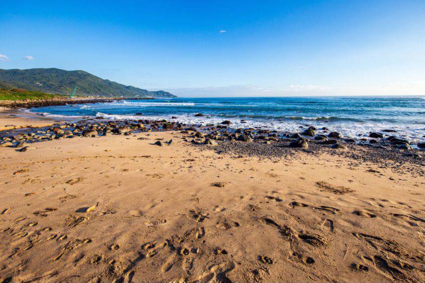 陽光照耀下的沙灘更顯得金黃耀眼