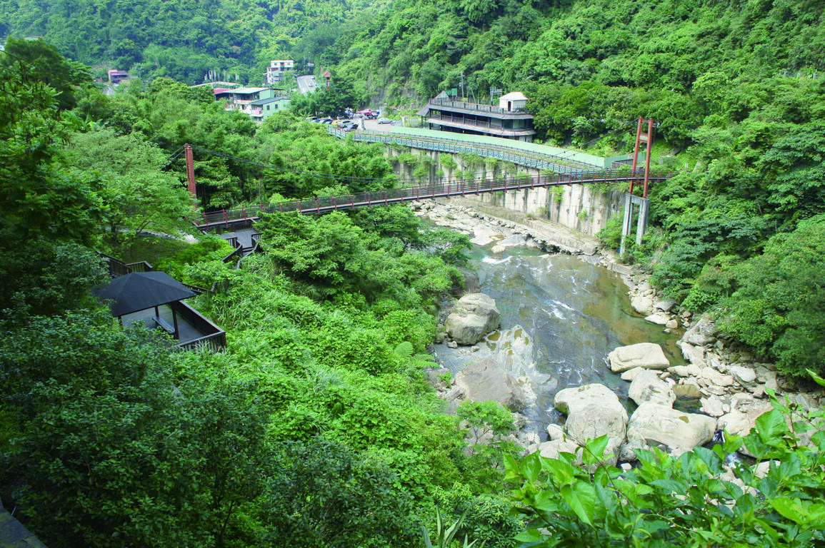 從觀景平臺眺望淡蘭吊橋及雙溪口