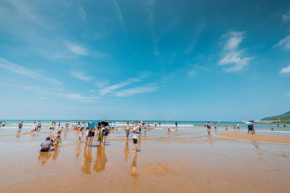 福隆海水浴场游客们