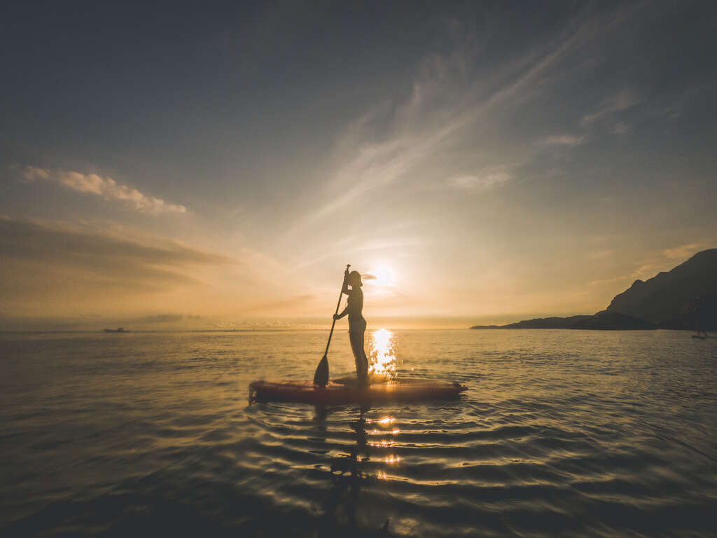 Sail at sunrise – welcome the first ray of light on the sea