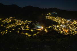 基隆山赏黄金山城