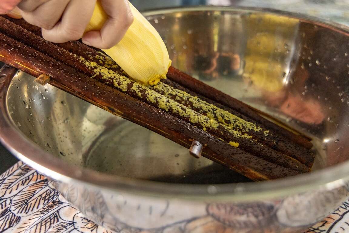 使用筆筒樹製作的器具削蕃薯