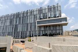 新美聚場與本館建築